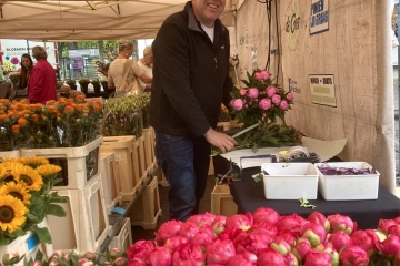 Bloemenhandel Johan Oudshoorn op de Markt in Emmen. 